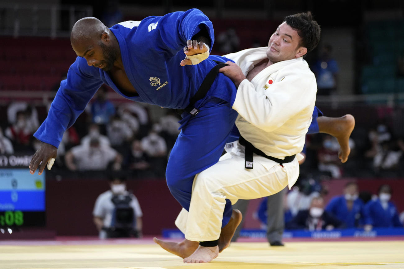柔道男女混合団体決勝　リネールに技を仕掛けるウルフアロン（AP）