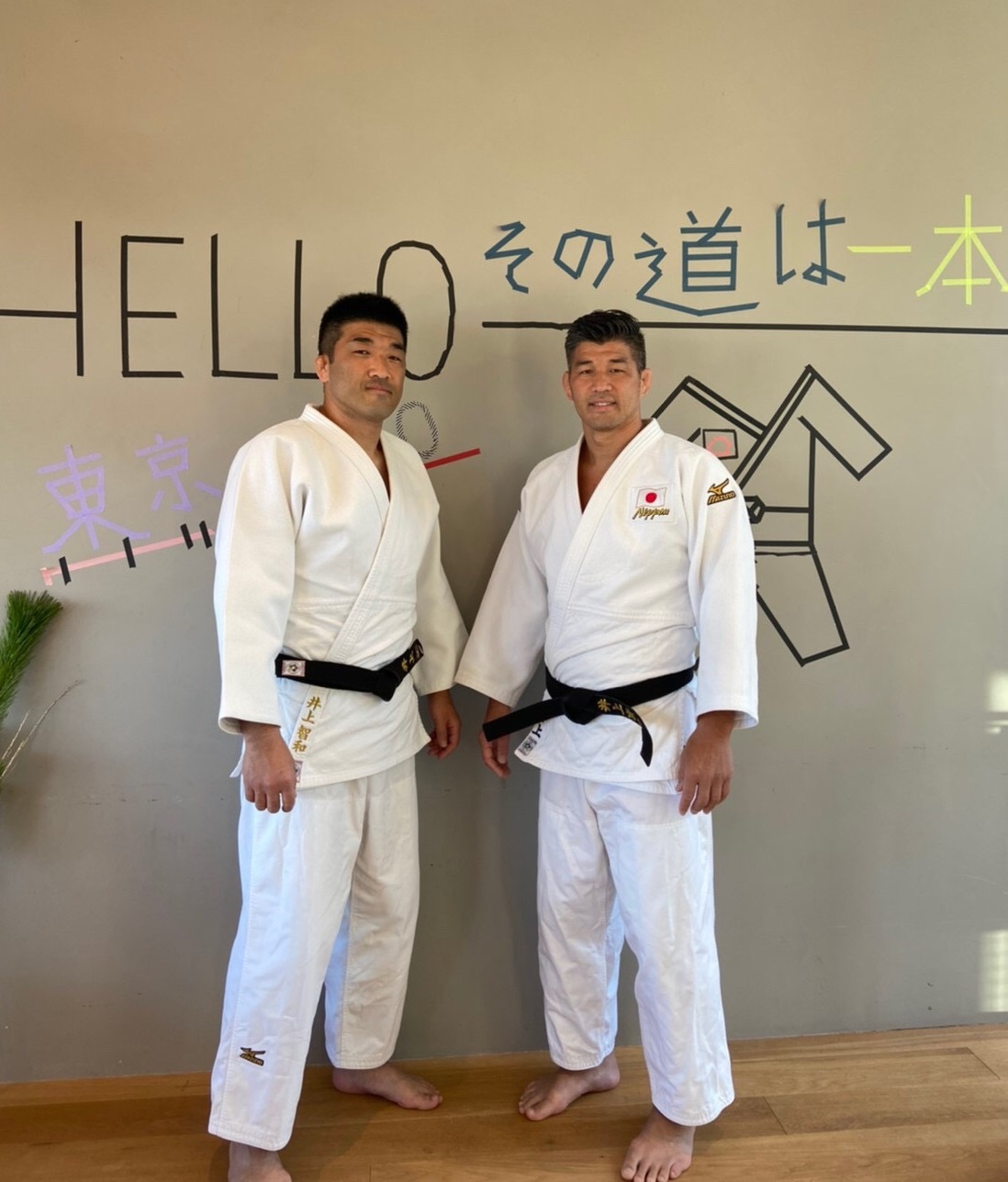 井上康生監督（右）と兄智和さん