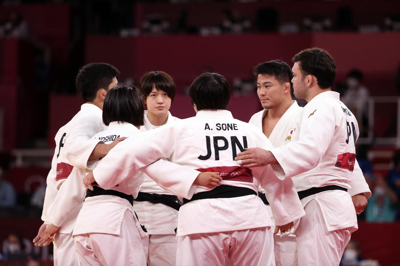 日本対フランス　試合前に円陣を組む日本の選手たち。左から大野、芳田、新井、素根、向、ウルフ（撮影・パオロ　ヌッチ）