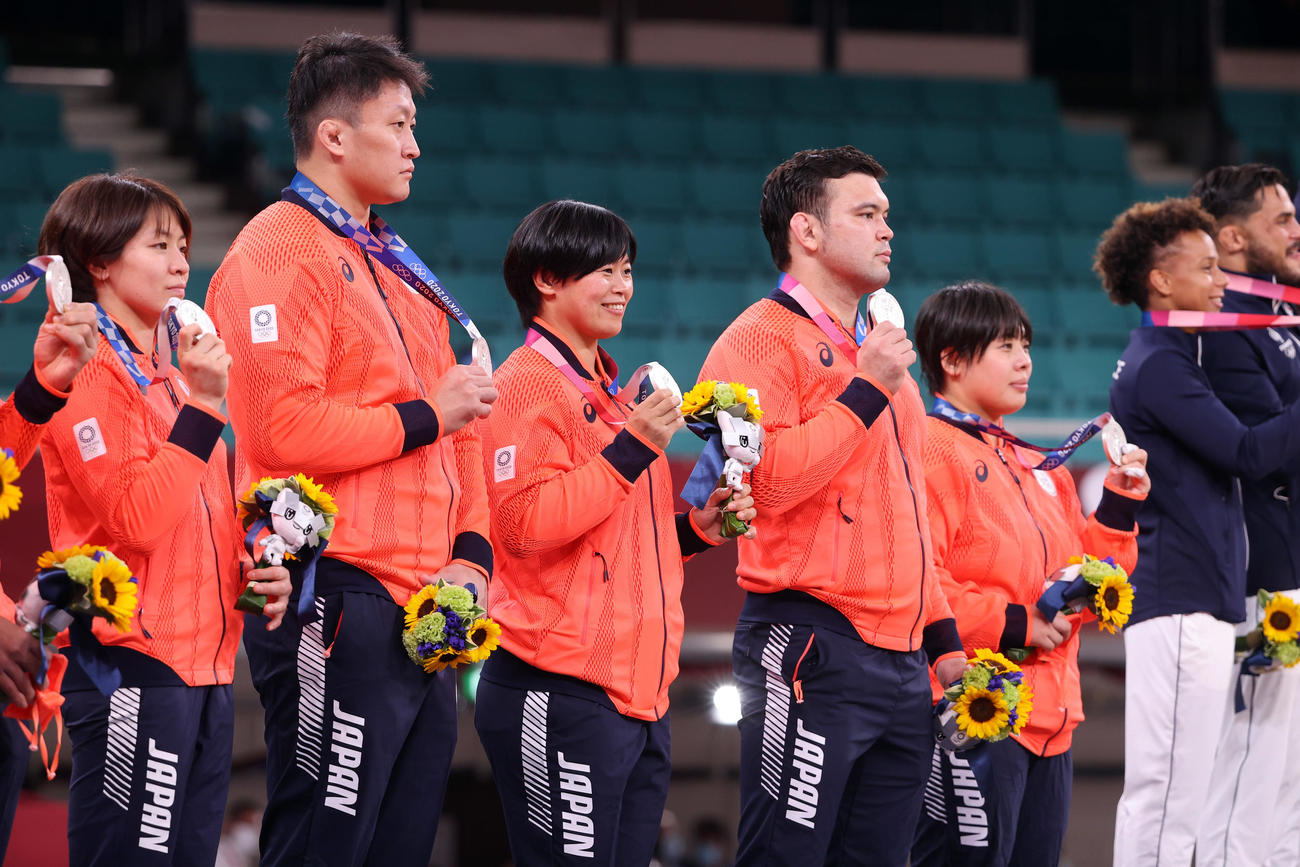 混合団体で銀メダルを獲得し表彰式に臨む日本の選手たち。左から田代、原沢、浜田、ウルフ、素根（撮影・パオロ　ヌッチ）