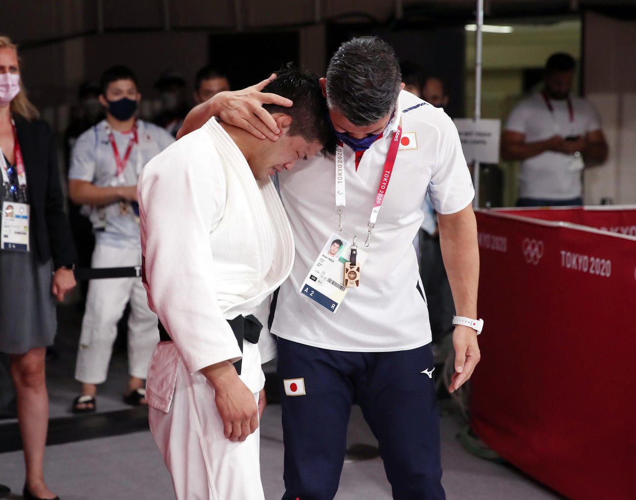 2021年7月26日、男子73キロ級決勝　連覇を達成し、井上監督（右）と泣きながら喜びを分かち合う大野（撮影・パオロ　ヌッチ）