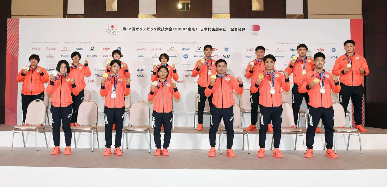 メダルを手に笑顔の柔道混合団体の選手たち。前列左から芳田、阿部詩、渡名喜、高藤、阿部一、大野。後列左から素根、浜田、新井、田代、永瀬、向、ウルフ、原沢（代表撮影）