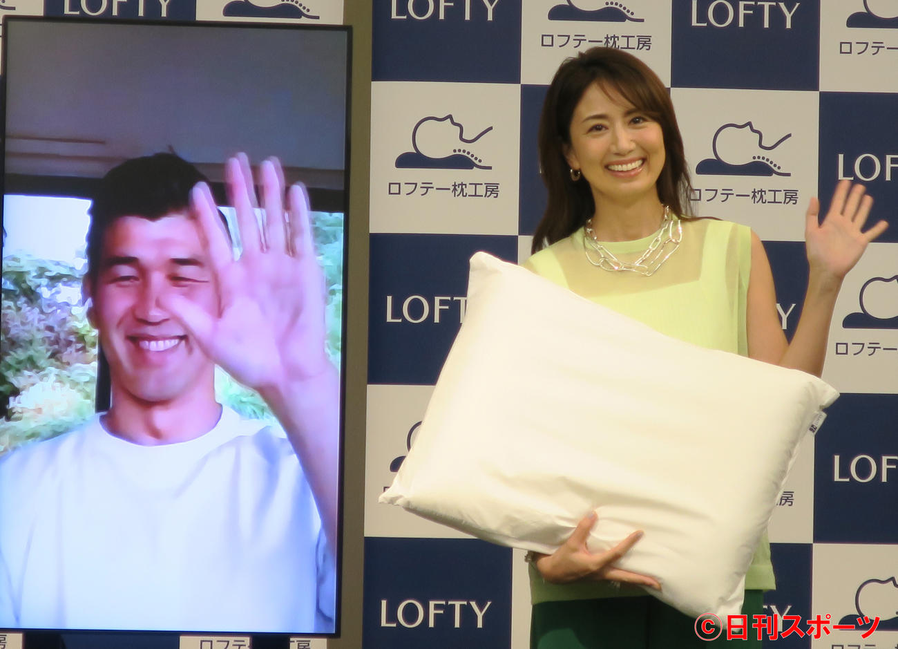 ロフテー新商品発表会で、リモート出演した夫、井上康生とともに手を振る東原亜希（2021年6月撮影）