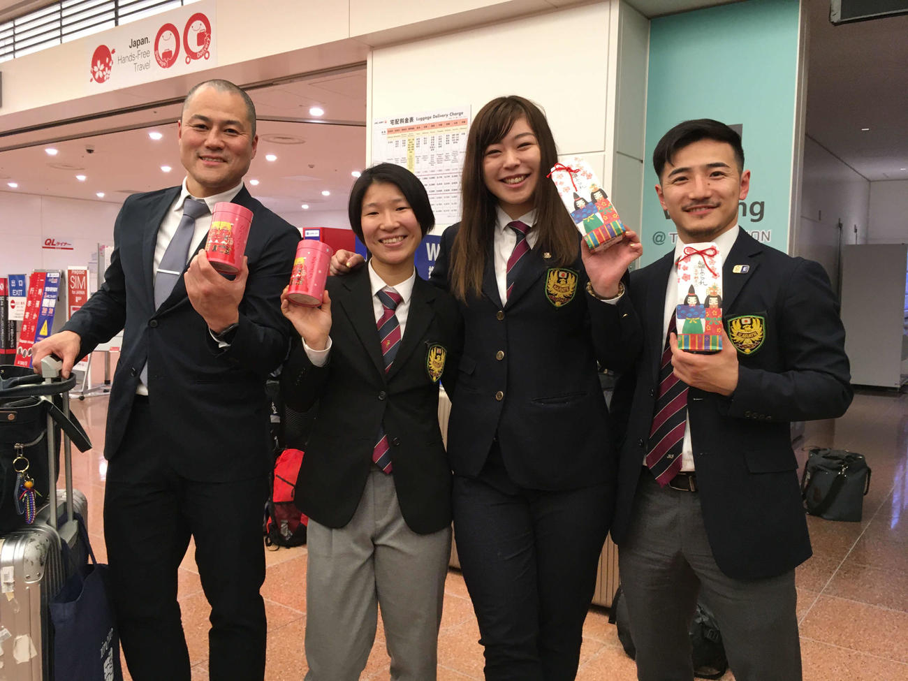 ひなあられを手に笑顔を見せる空手の植草（右から2人目）と宮原（同3人目）（撮影・奥岡幹浩）