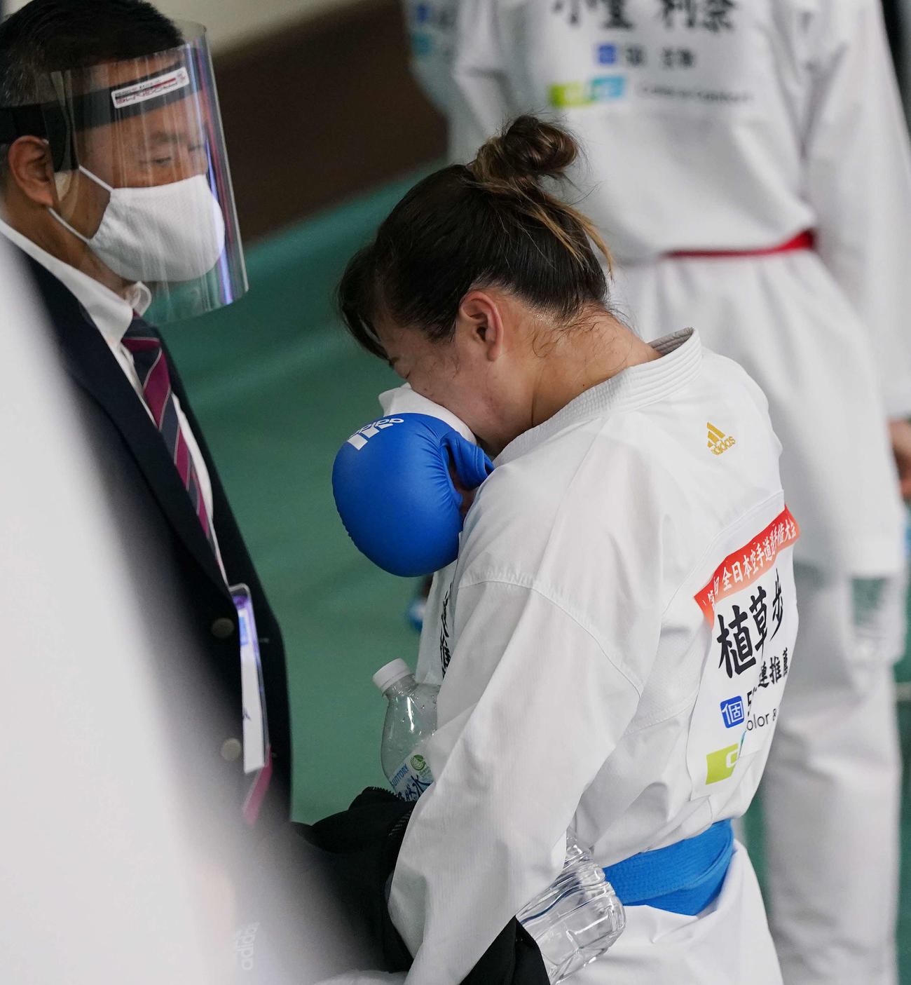 3回戦で島に敗れた植草は顔をグラブで押さえる（撮影・鈴木みどり）
