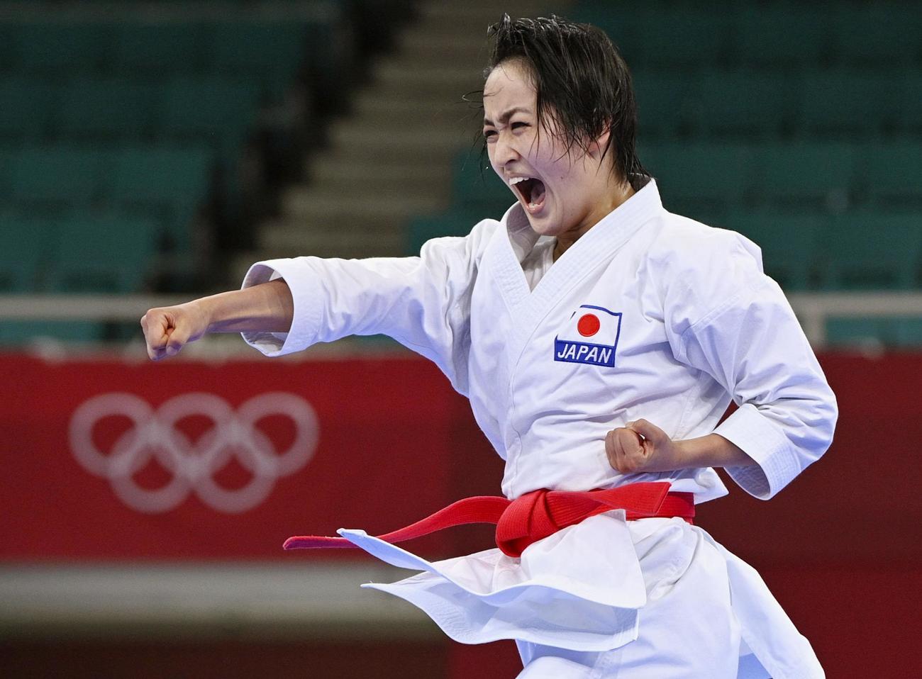 女子形準決勝　清水希容の演武（共同）