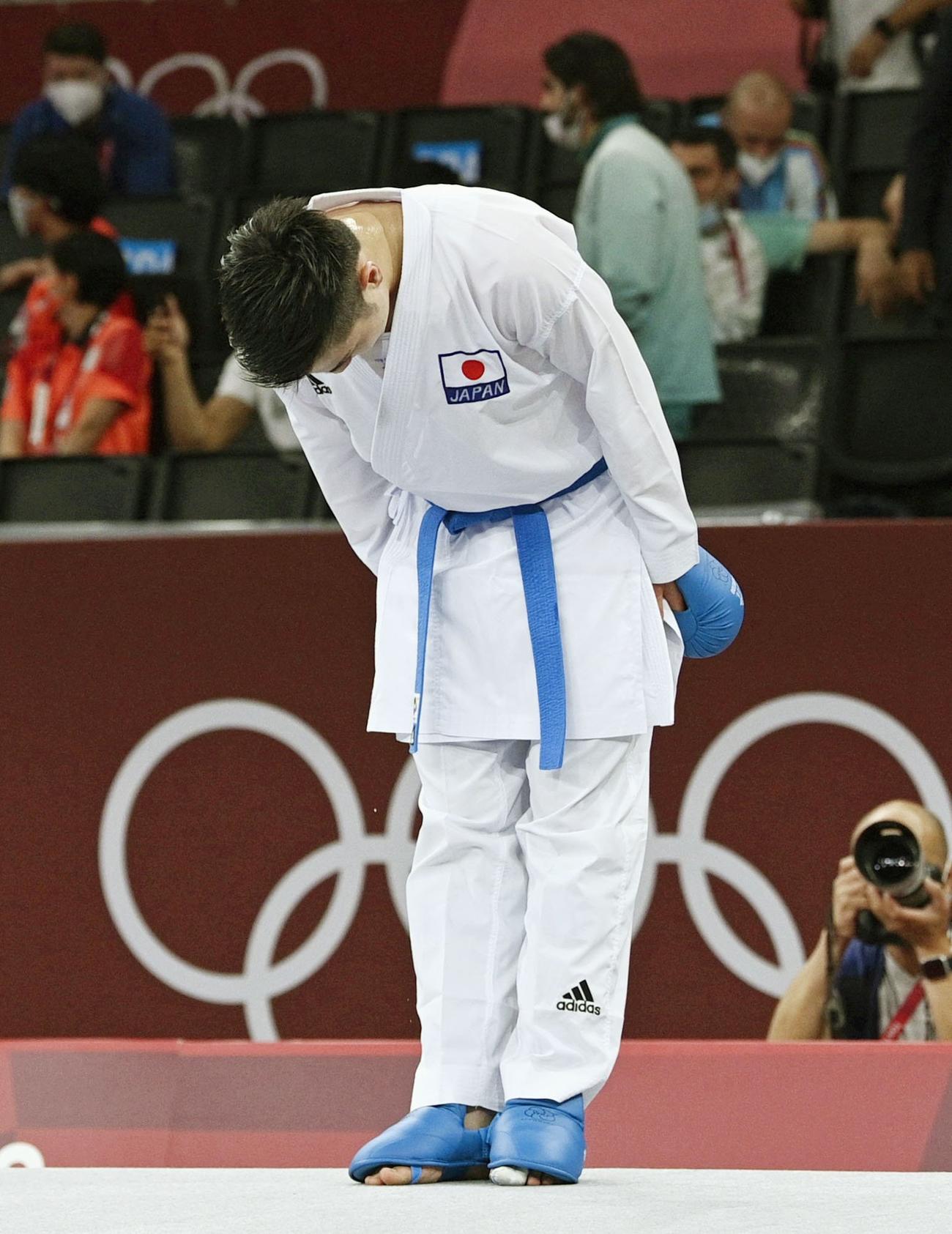 男子組手67キロ級1次リーグで敗退が決まり、一礼する佐合尚人（共同）