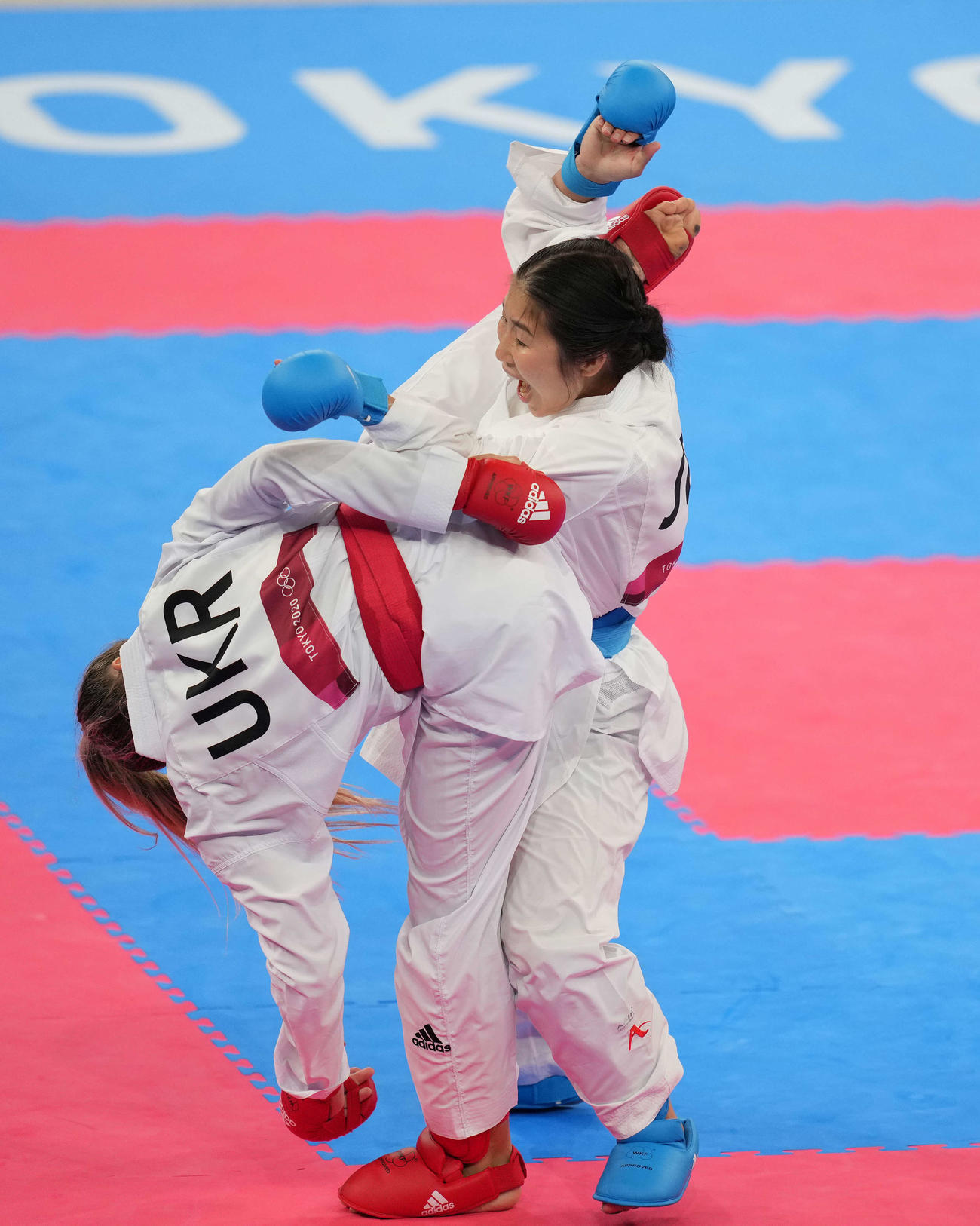 女子組手55キロ級　1次リーグB組　アンジェリカ・テルリウガ（左）に技を決められる宮原（撮影・鈴木みどり）