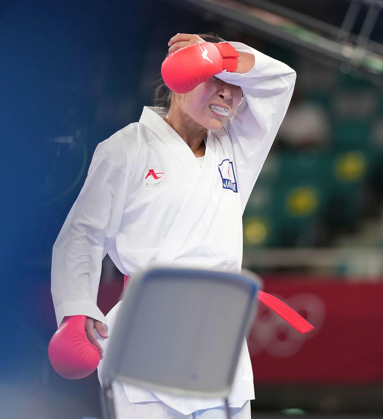 女子組手55キロ級　1次リーグB組　サイドに敗れ汗を拭う宮原（撮影・鈴木みどり）