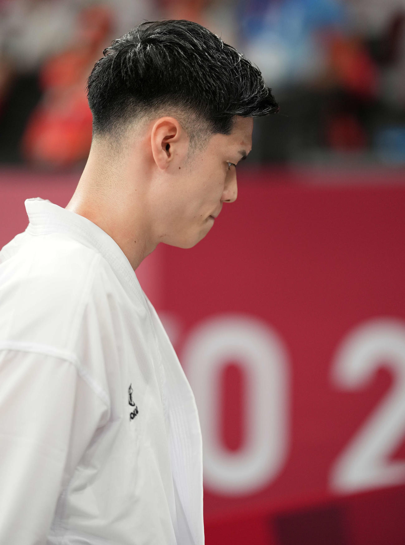 空手男子組手75キロ級1次リーグA組　ハールシュパタキ（左）に敗れ準決勝進出を逃した西村（撮影・鈴木みどり）