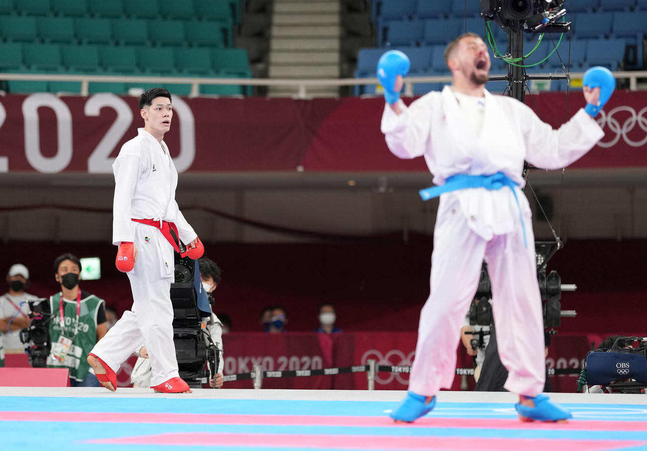 空手男子組手75キロ級1次リーグA組　試合終了直前にハールシュパタキ（右）にポイントを奪われぼうぜんとする西村（撮影・鈴木みどり）