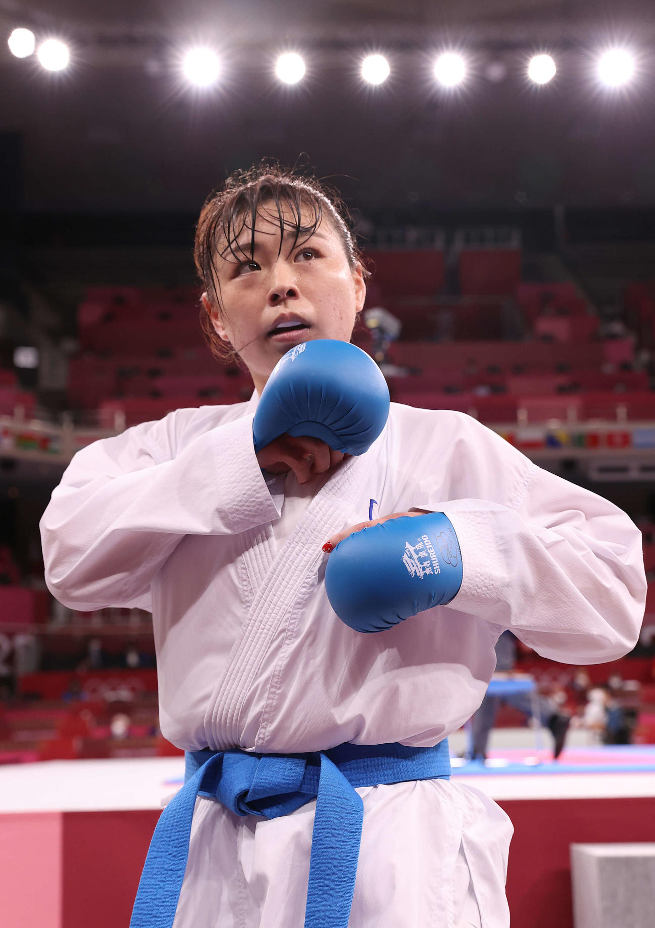 空手女子組手61キロ超級1次リーグ、2連敗で準決勝進出が厳しくなり険しい表情で引き揚げる植草（撮影・河野匠）