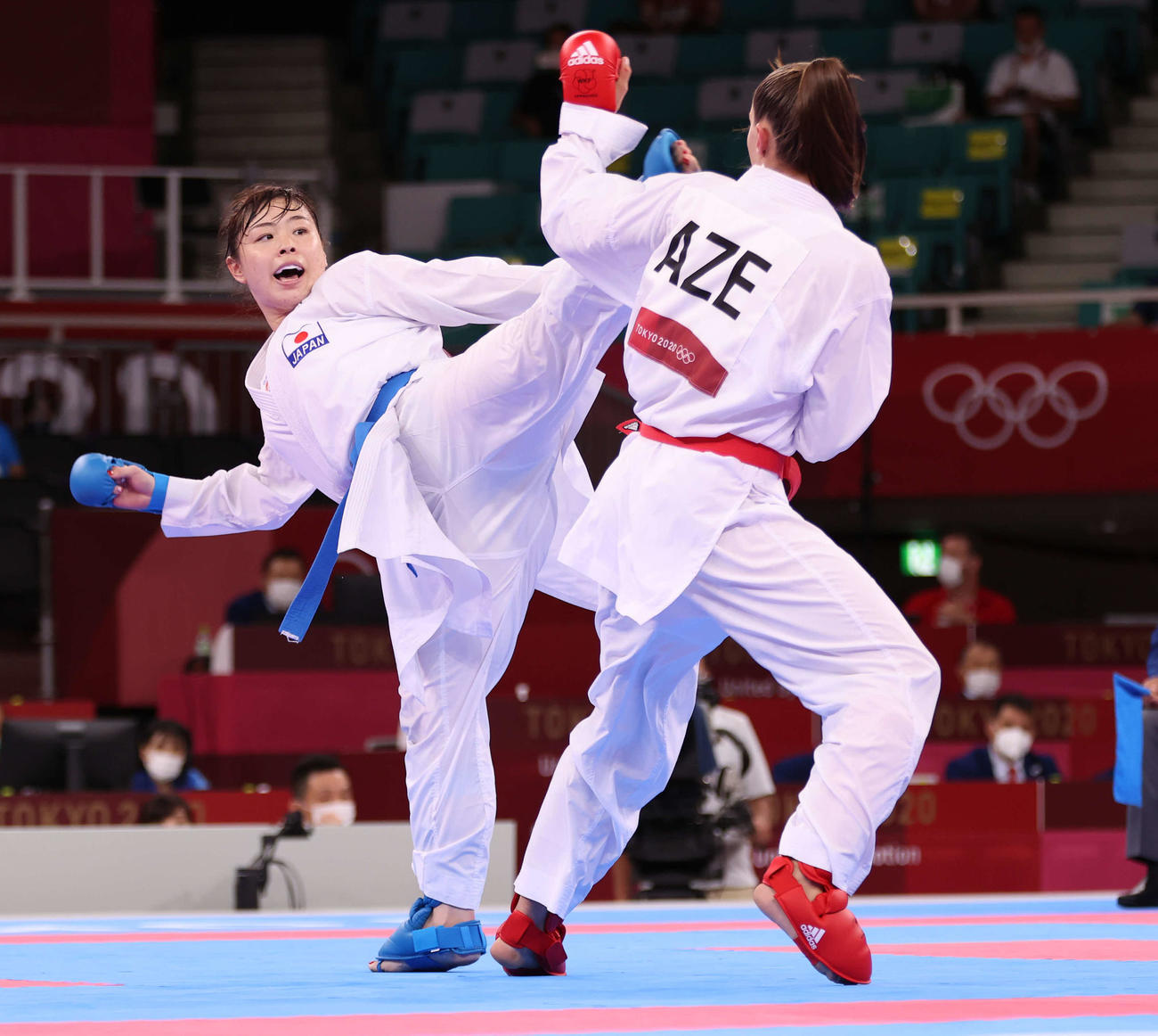 空手女子組手61キロ超級1次リーグ、ザレツカ（手前）に蹴りを出す植草（撮影・河野匠）