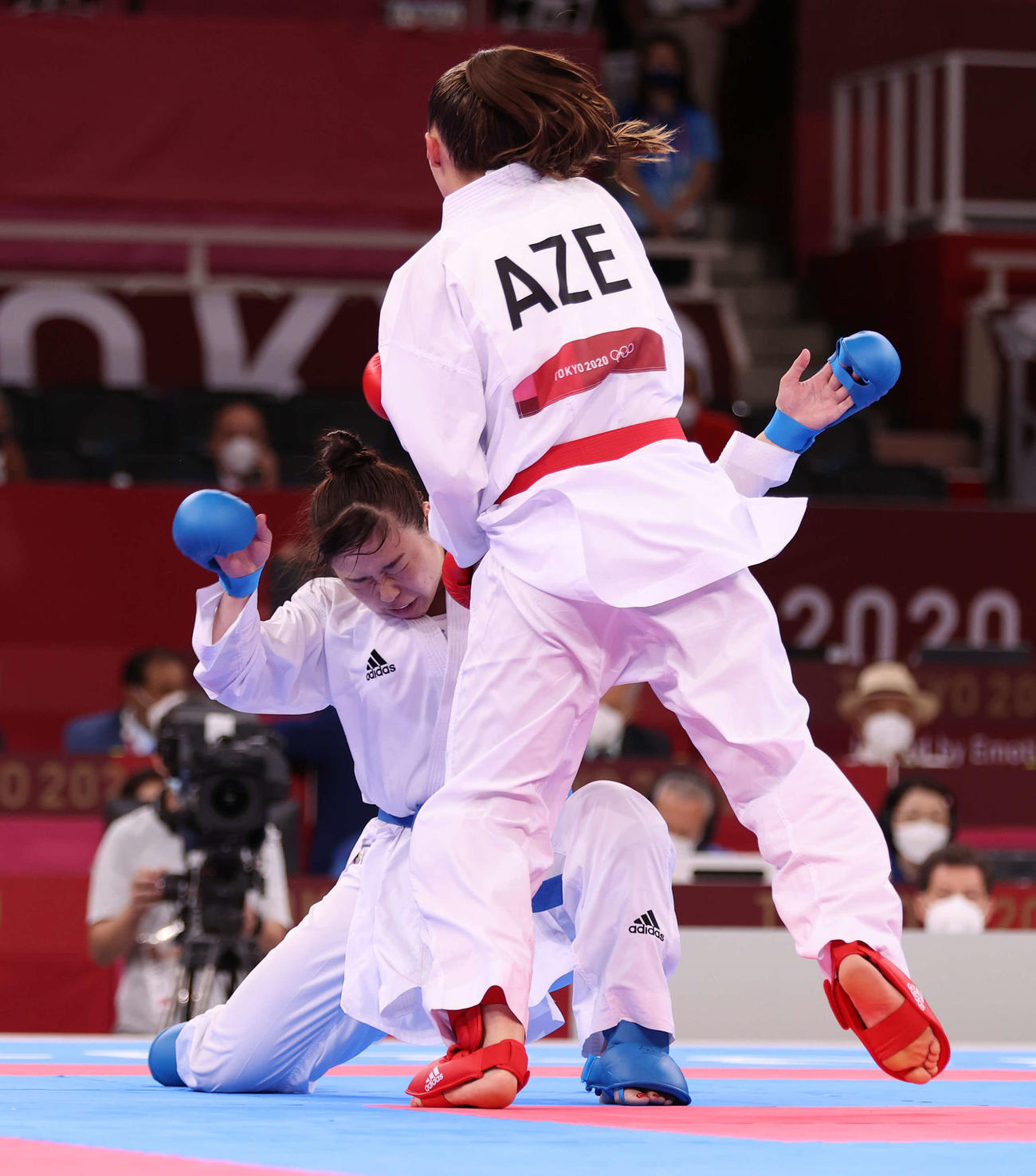 空手女子組手61キロ超級1次リーグ、ザレツカ（手前）に攻められる植草（撮影・河野匠）