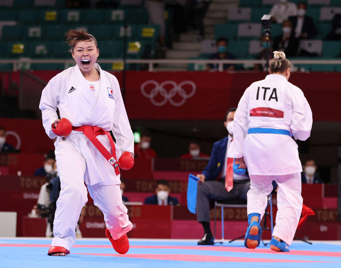 空手女子組手61キロ超級1次リーグ、セメラロ（右）からポイントを奪い雄たけびを上げる植草（撮影・河野匠）