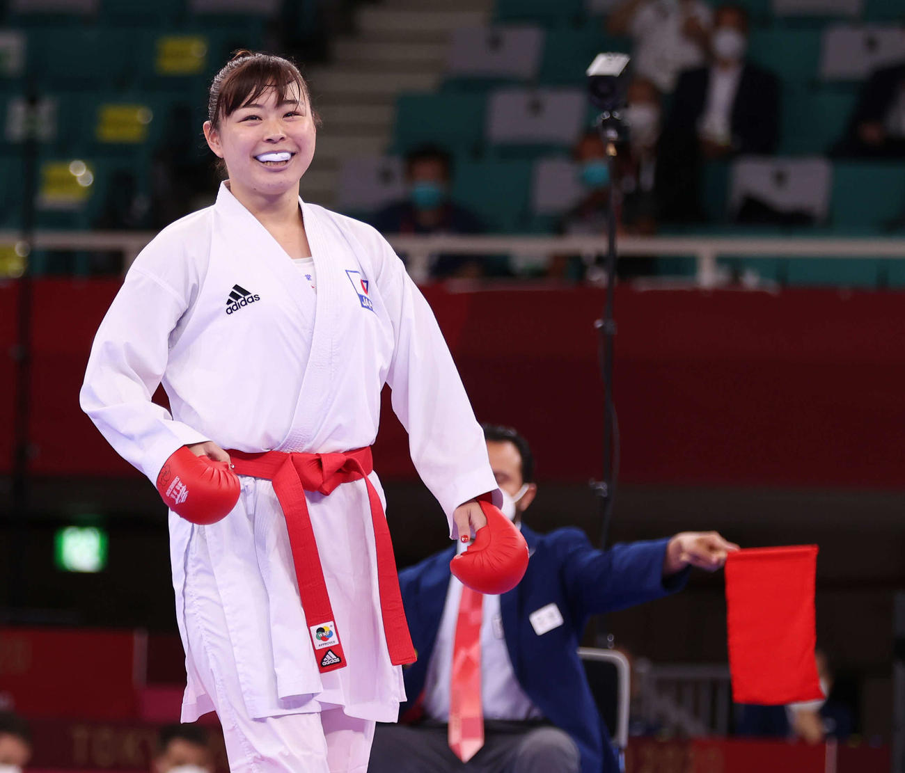 空手女子組手61キロ超級1次リーグ、セメラロからポイントを奪い笑顔の植草（撮影・河野匠）
