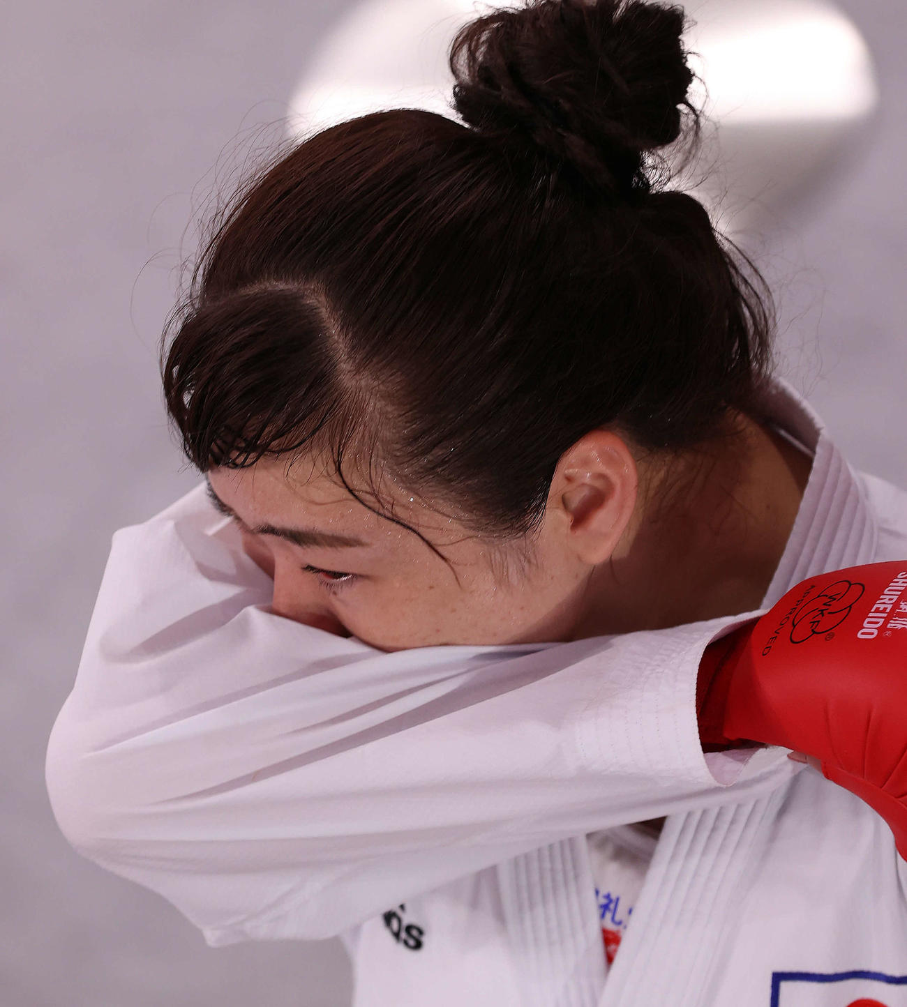 空手女子組手61キロ超級で1次リーグ敗退となり涙を拭いながら引き揚げる植草（撮影・河野匠）