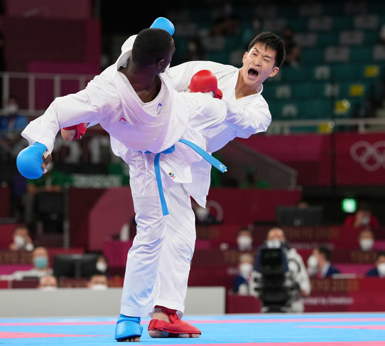 男子組手75キロ超級準決勝　ハメディ（左）と対戦する荒賀（撮影・鈴木みどり）