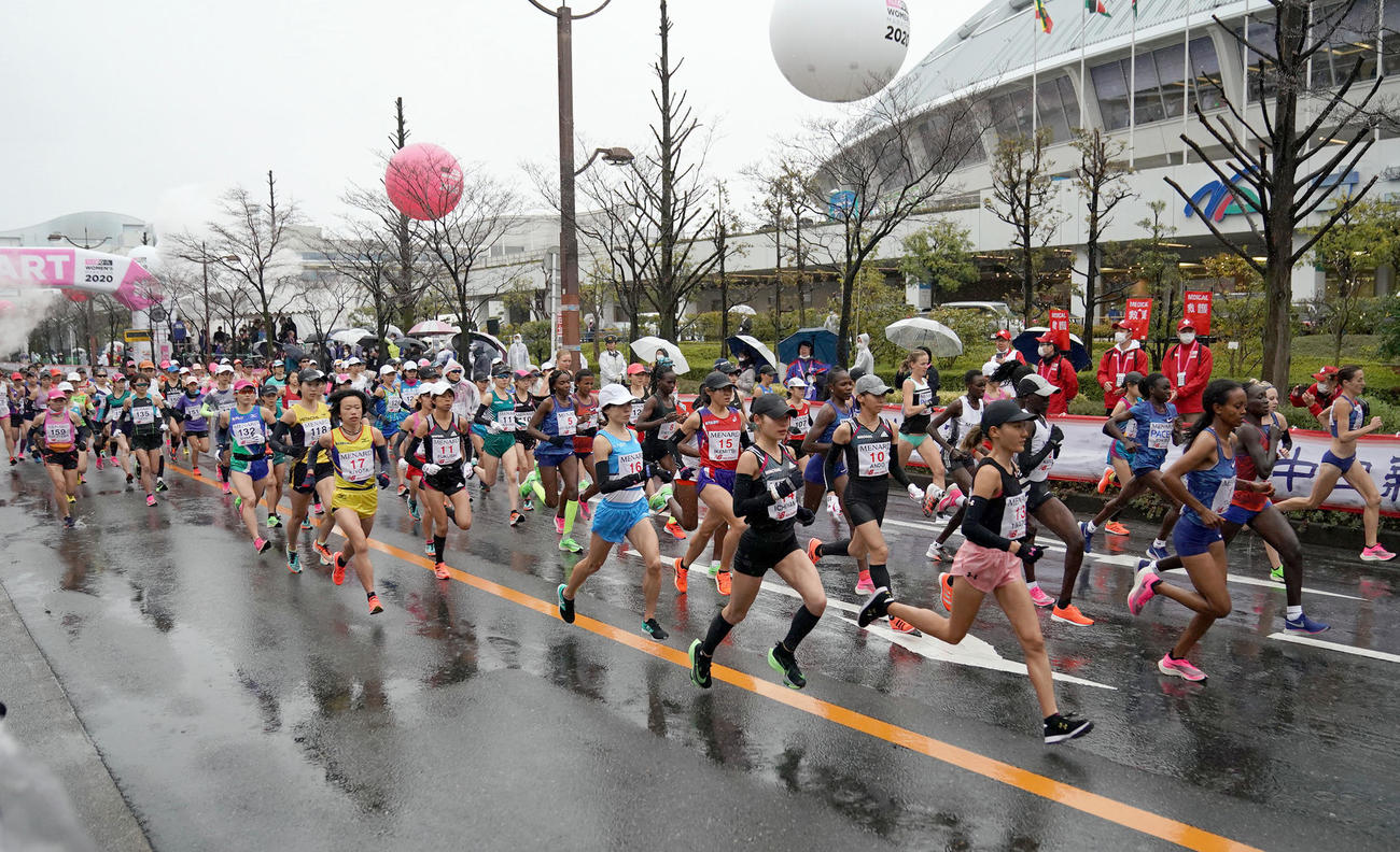 スタートする13番・岩出玲亜、14番・一山麻緒、11番・福士加代子ら参加選手たち（撮影・森本幸一）