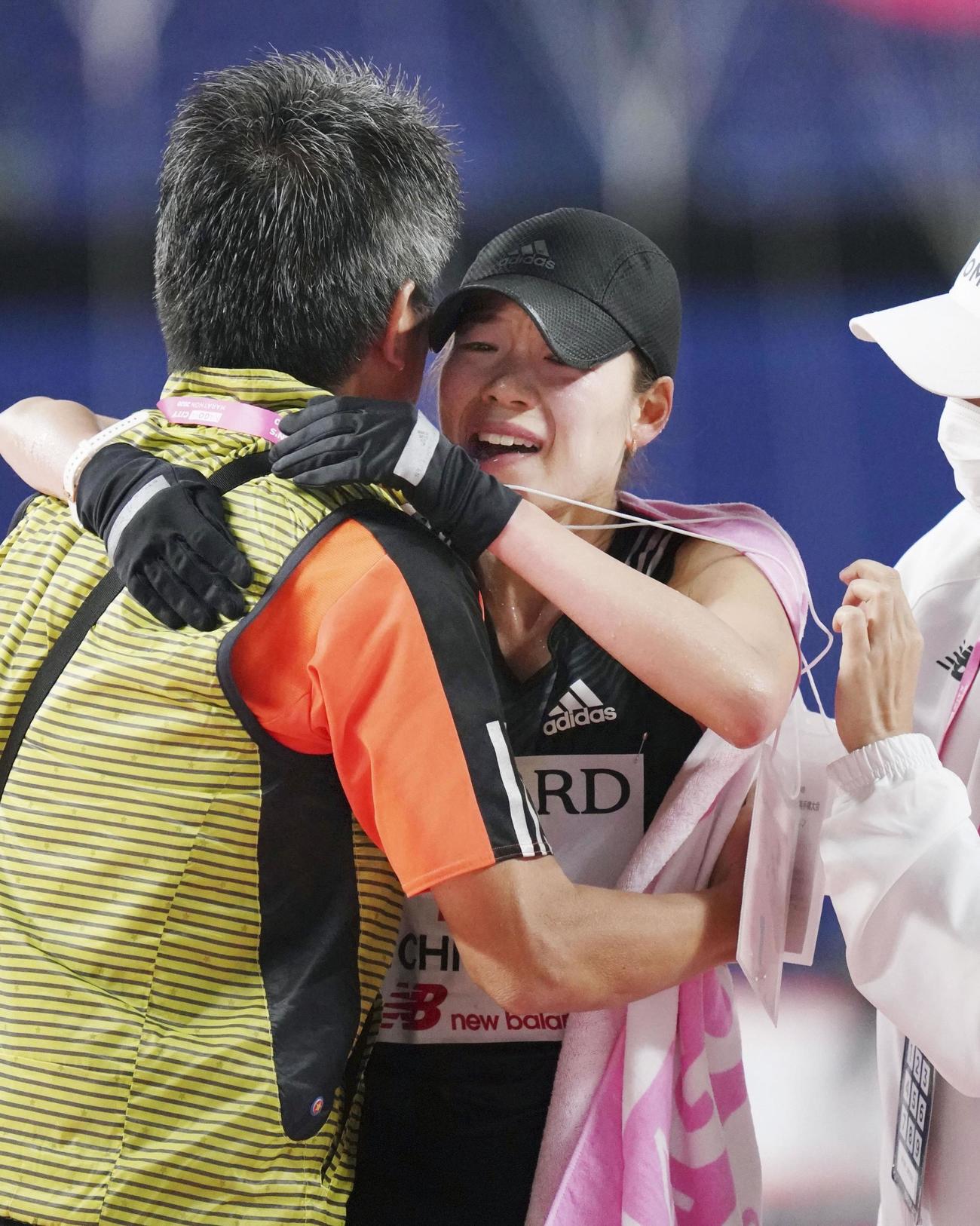 名古屋ウィメンズマラソンで優勝し、ゴール後にワコールの永山忠幸監督（左）と抱き合う一山麻緒（共同）