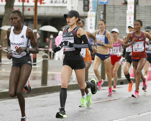 23キロ付近を力走する一山麻緒（左から2人目）
