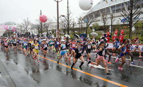 スタートする13番・岩出玲亜、14番・一山麻緒、11番・福士加代子ら参加選手たち（撮影・森本幸一）
