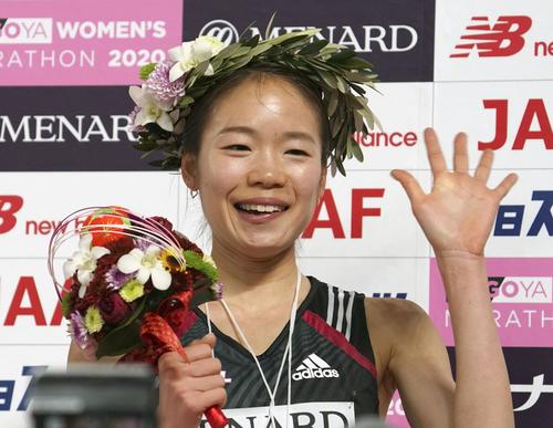 名古屋ウィメンズマラソンで優勝し、インタビュー後に笑顔で手を振る一山麻緒（共同）