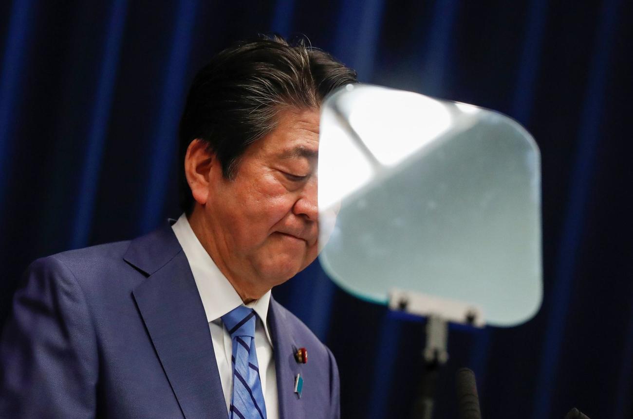 新型コロナウイルス感染症対策で会見に臨む安倍首相（ロイター）