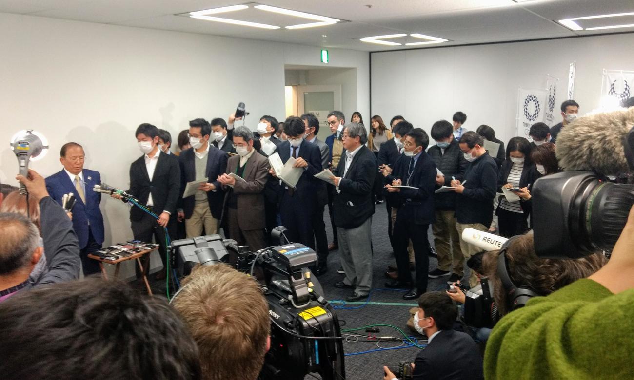 聖火リレーについて会見した組織委の武藤事務総長。報道陣から基準を求められ「この状態は過度な密集ではない」と感覚を示した
