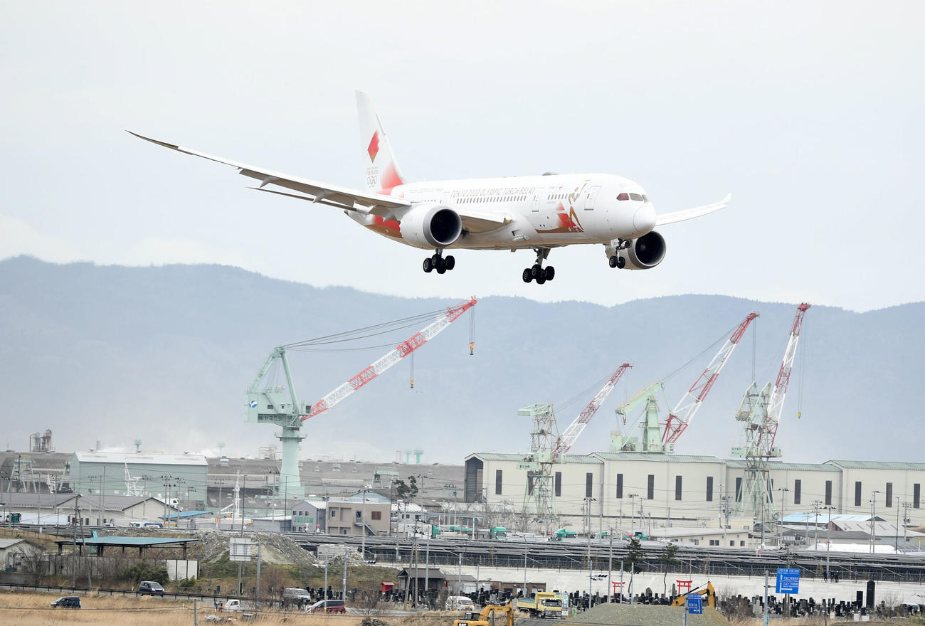 聖火を乗せたTOKYO2020号が航空自衛隊松島基地に到着した（撮影・横山健太）