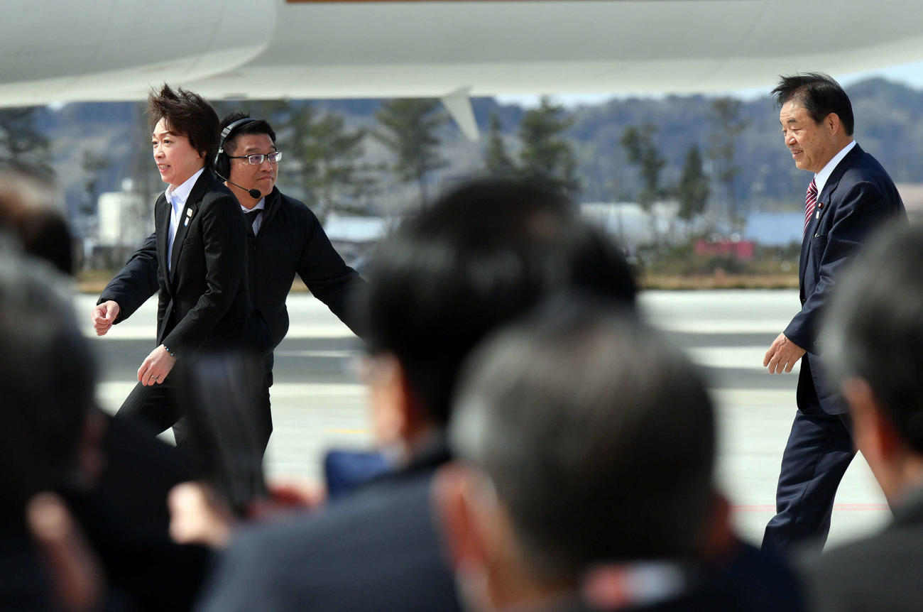 聖火到着式に途中から参加する橋本聖子五輪相（左）と東京2020組織委員会遠藤利明会長代行（右）（撮影・滝沢徹郎）