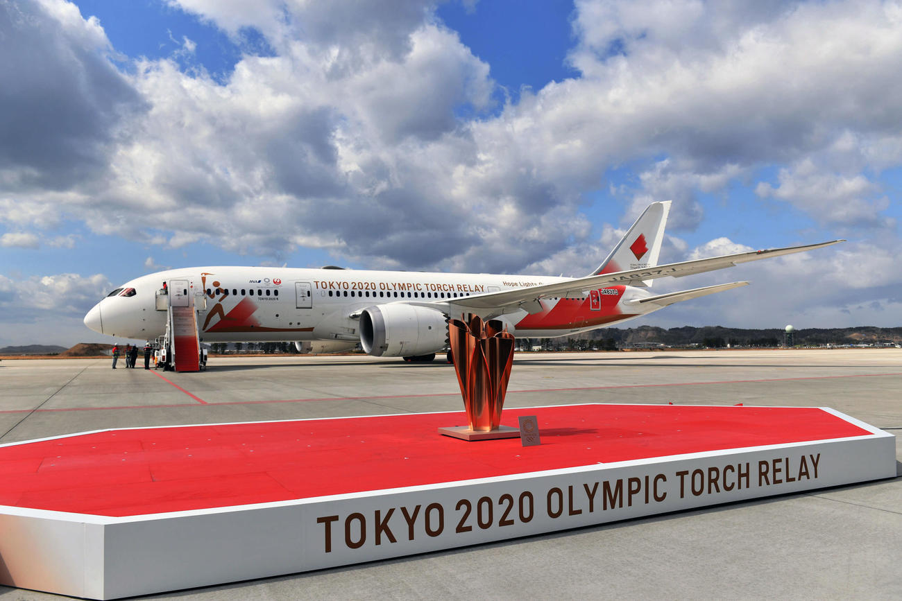 ギリシャから聖火を乗せ航空自衛隊松島基地に到着した特別輸送機「TOKYO2020号」（撮影・滝沢徹郎）