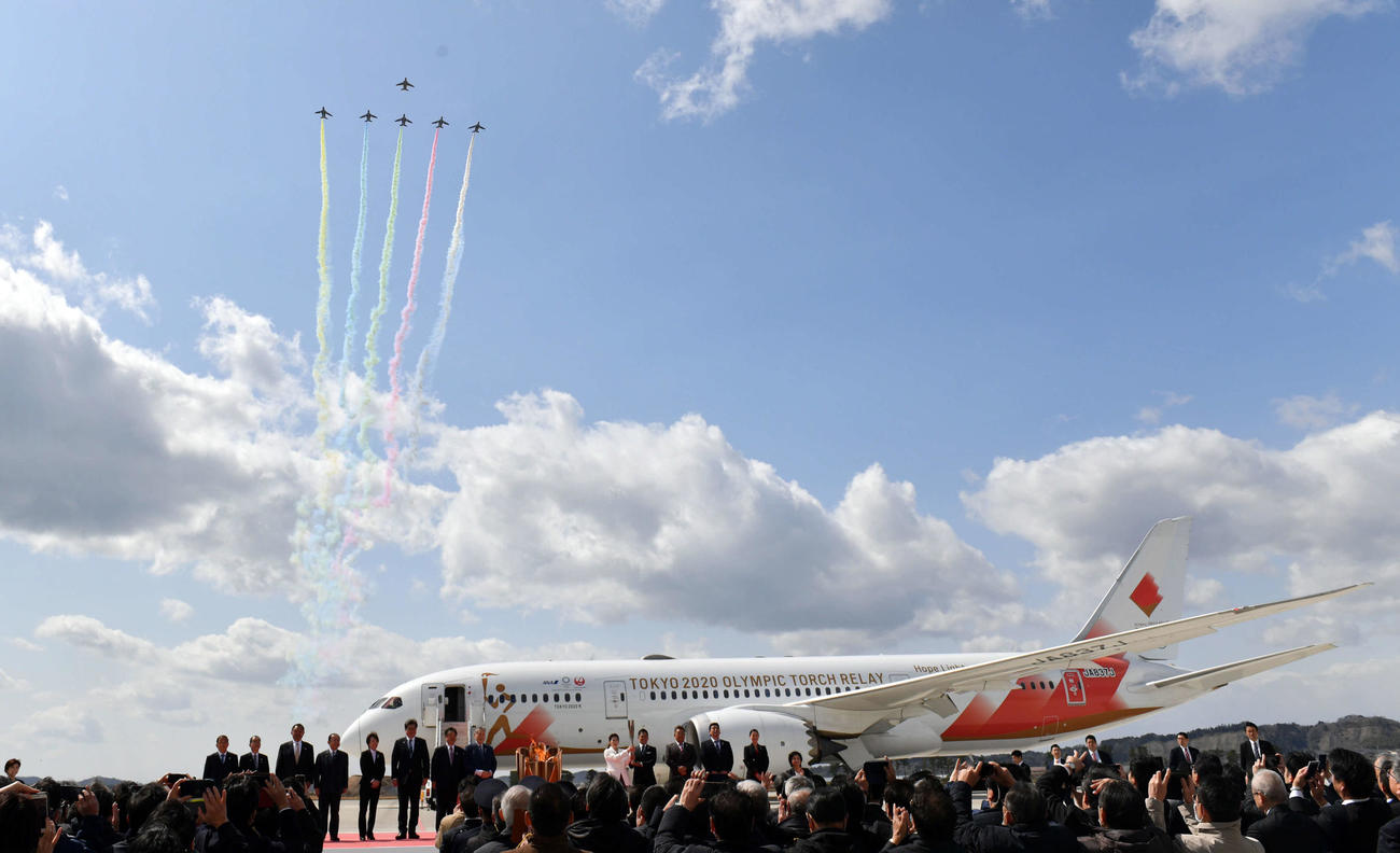 聖火皿に点火され上空には「ブルーインパルス」が五色の線を引いた（撮影・滝沢徹郎）