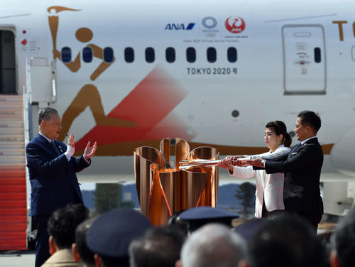 聖火到着 ブルーインパルスが五輪マーク 写真特集 東京オリンピック2020ライブ速報写真ニュース 日刊スポーツ