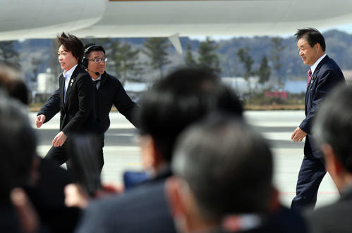 聖火到着式に途中から参加する橋本聖子五輪相(左)と東京2020組織委員会遠藤利明会長代行(右)(撮影・滝沢徹郎)