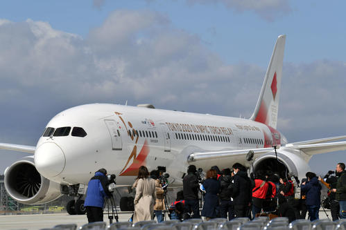ギリシャから聖火を乗せ航空自衛隊松島基地に到着した特別輸送機「TOKYO2020号」(撮影・滝沢徹郎)