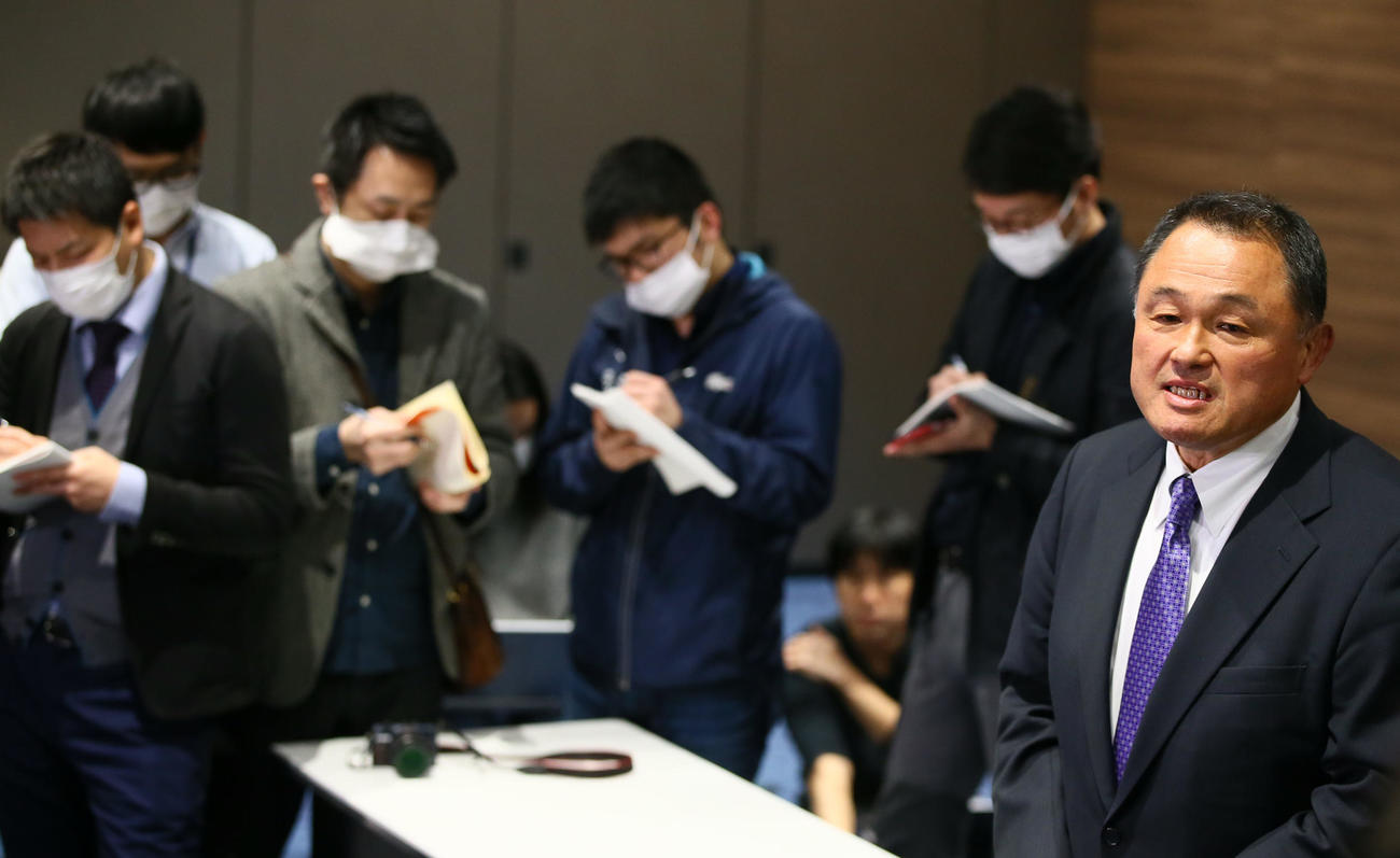 マスク姿の記者に囲まれながら会見に臨むJOC山下会長（撮影・足立雅史）