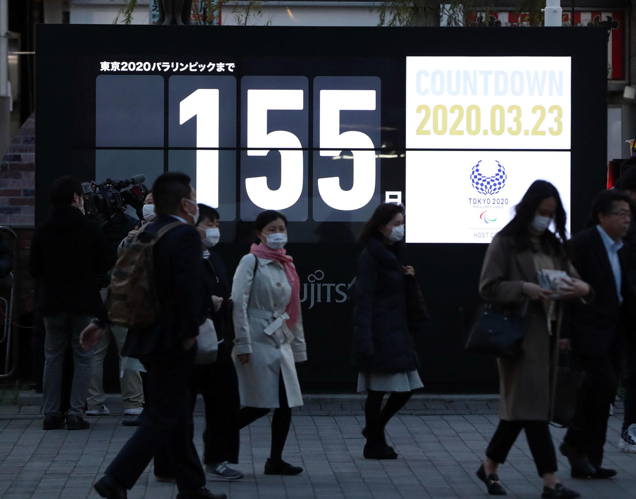 東京パラリンピックまでのカウントダウンを表示する新橋駅前のカウントダウンボード（撮影・垰建太）