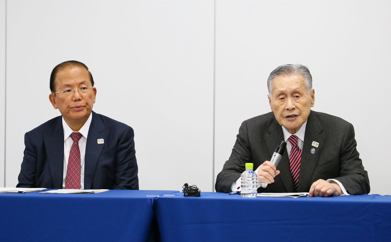 IOC臨時理事会を受け、会見に臨む東京五輪・パラリンピック大会組織委員会の森会長（右）と武藤事務総長（撮影・足立雅史）