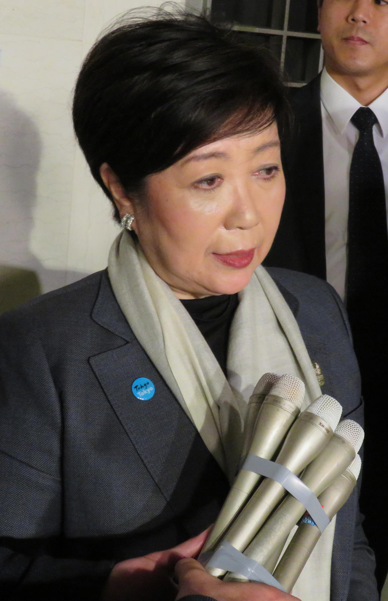 報道陣の取材に応じる東京都の小池百合子都知事（撮影・佐藤勝亮）