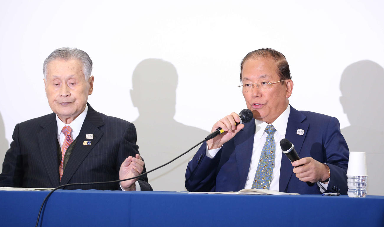 東京五輪組織委員会の武藤事務総長（右）と森会長