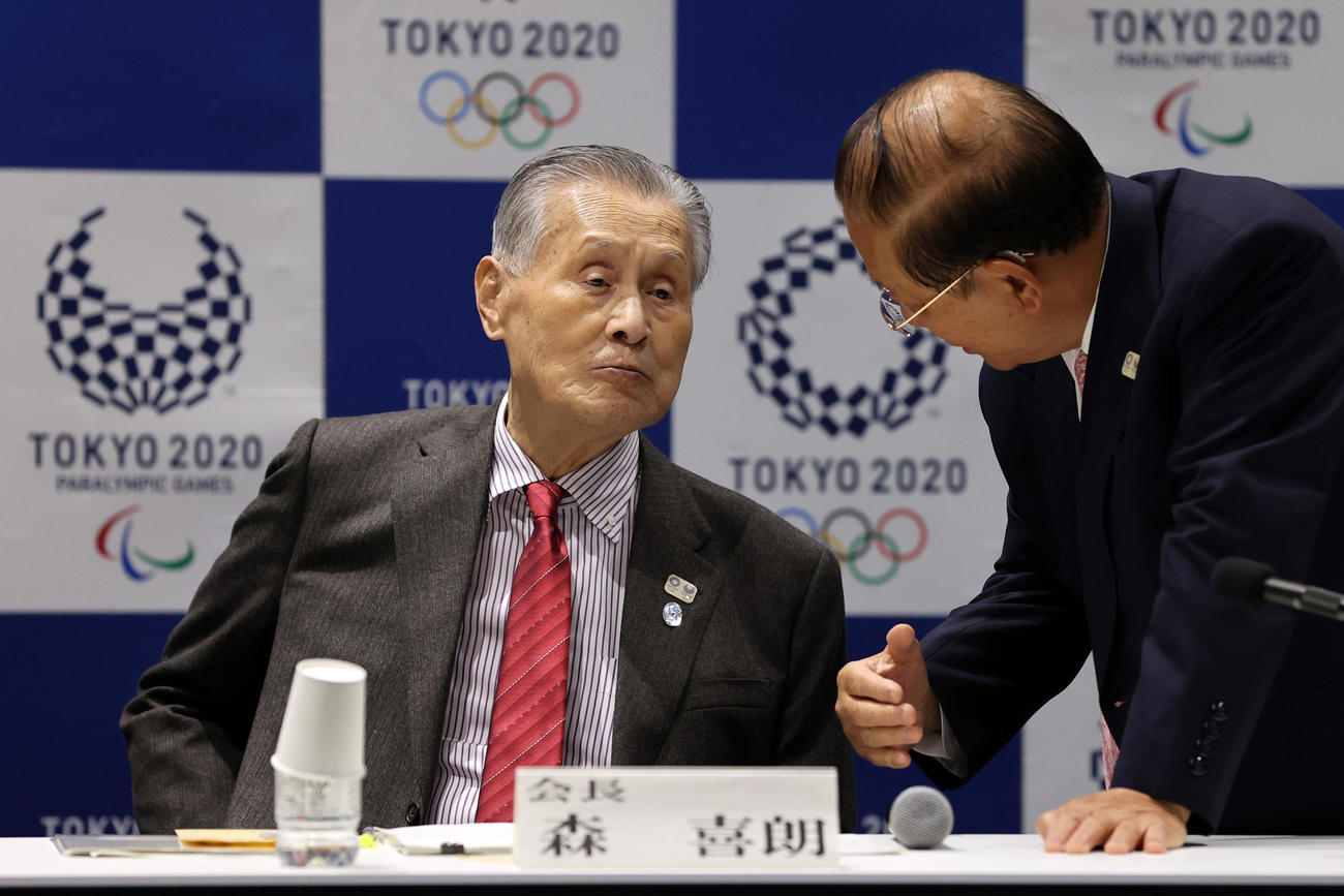 東京2020組織委員会の理事会が始まる前、武藤敏郎事務総長（右）と話す森喜朗会長（代表撮影）