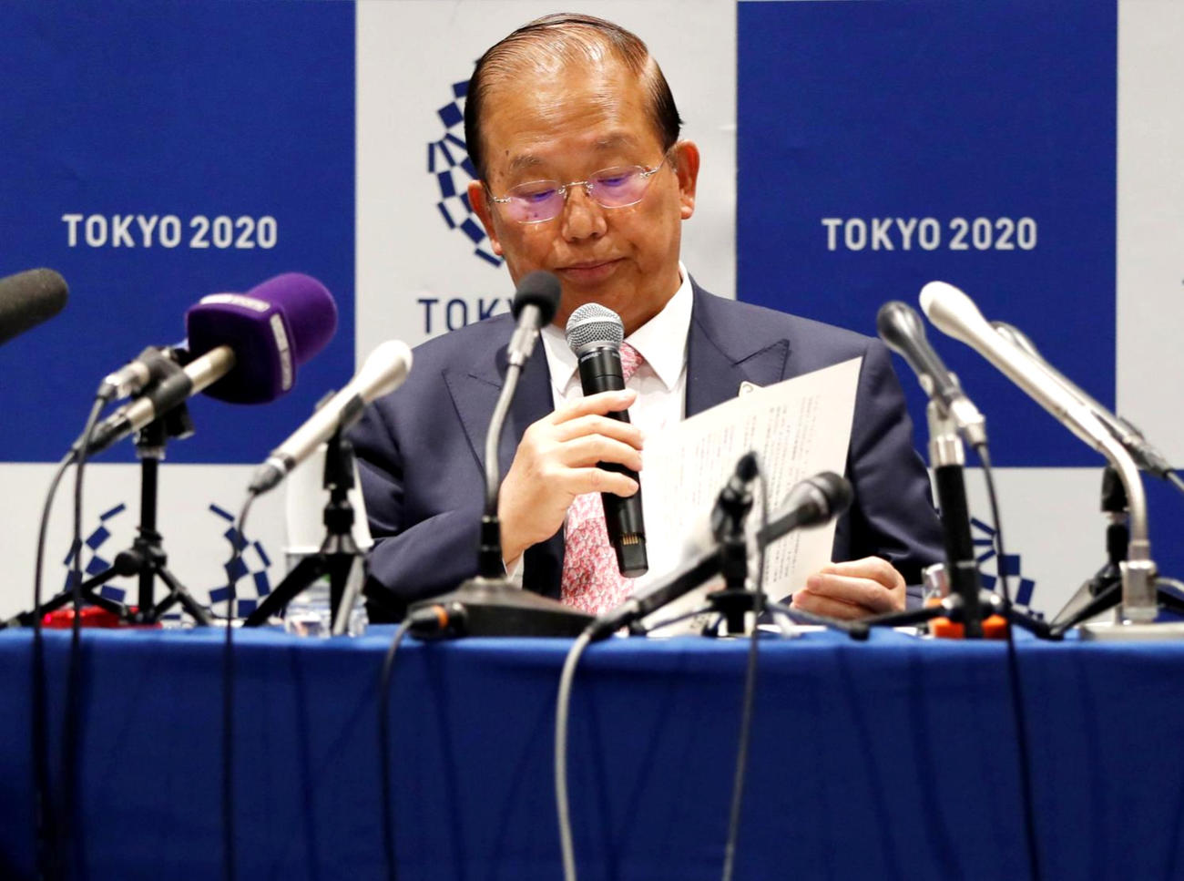 会見に臨む五輪組織委の武藤敏郎事務総長（ロイター）
