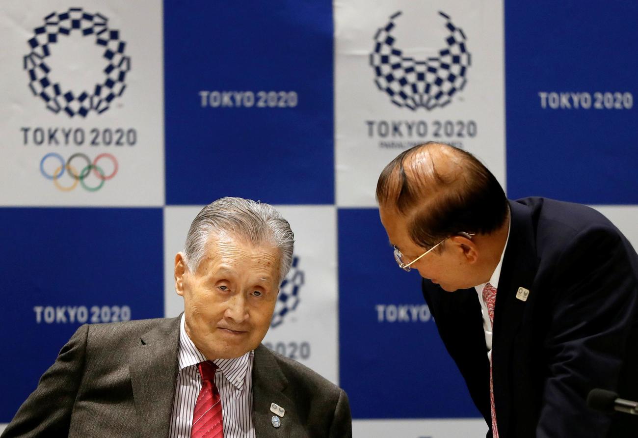 森喜朗会長と話す武藤敏郎事務総長（ロイター）