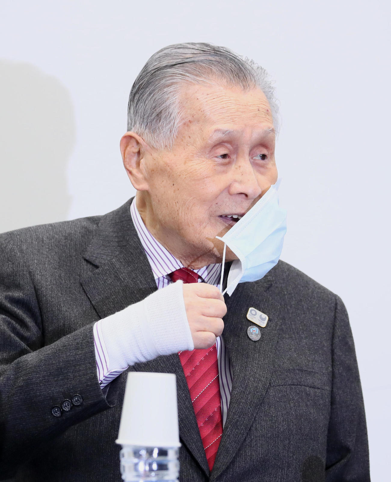 マスクを外して会見に臨む東京五輪・パラリンピック大会組織委員会の森会長（撮影・足立雅史）