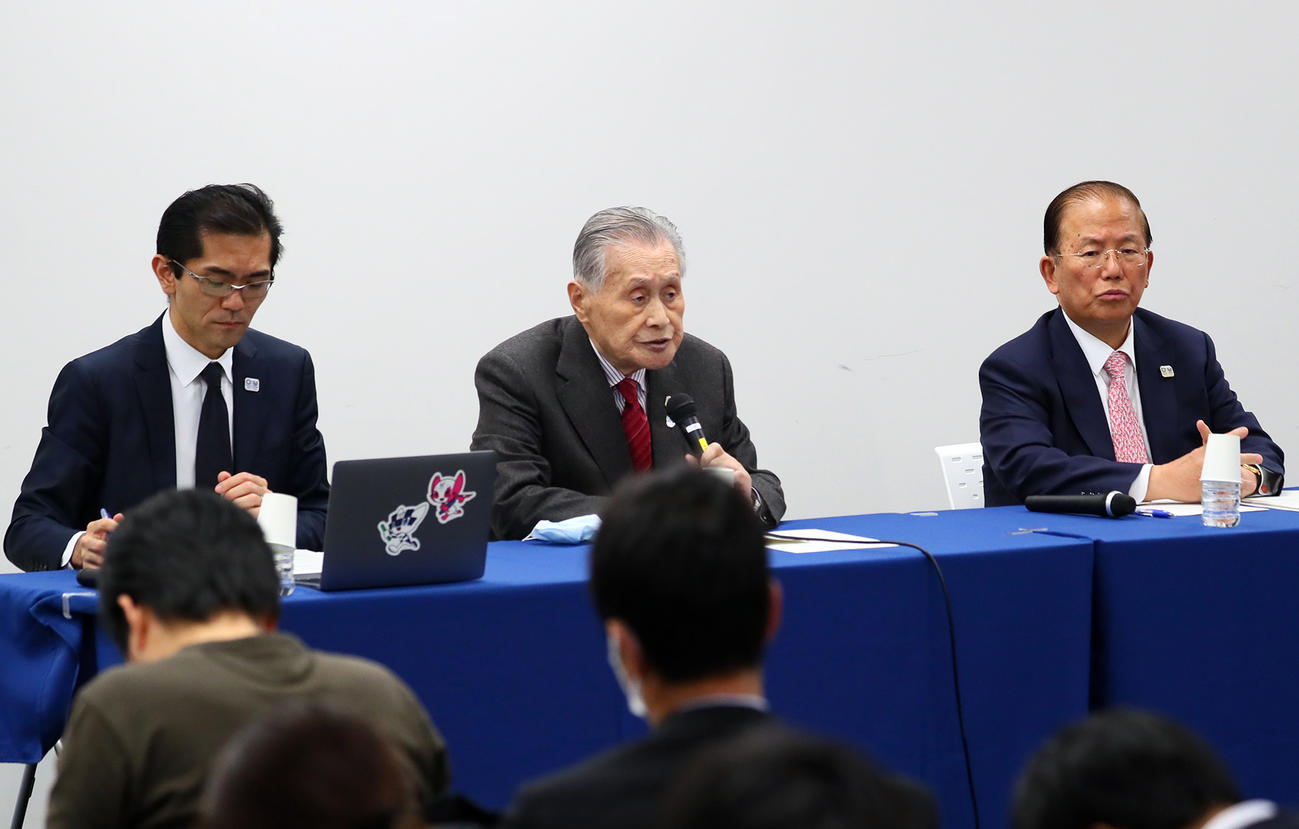 延期日程について話す五輪・パラ組織委の森会長（中央）。右は武藤事務総長、左は高谷スポークスパーソン（2020年3月30日撮影）