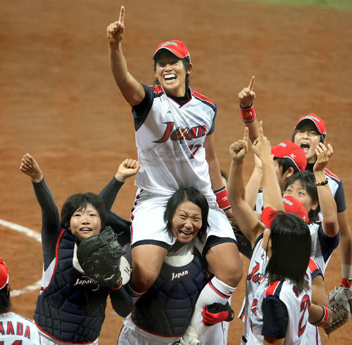 08年8月21日、北京五輪ソフトボールで金メダルを決め、ナインに肩車される上野