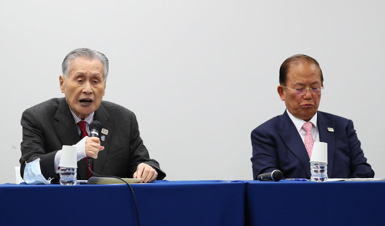 東京五輪・パラリンピック大会組織委員会の森喜朗会長（左）と武藤敏郎事務総長（2020年3月30日撮影）