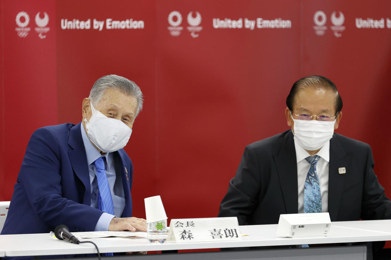東京五輪・パラリンピック組織委の理事会に臨む森喜朗会長（左）と武藤敏郎事務総長（代表撮影）