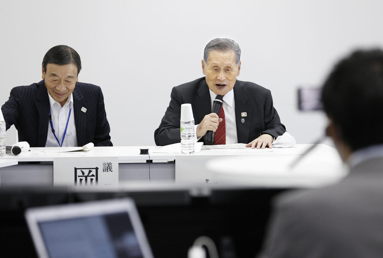 東京五輪・パラリンピック国内競技団体（NF）協議会　オンラインで行われた東京五輪・パラリンピック協議会の冒頭であいさつする大会組織委員会の森喜朗会長（右）。左は協議会議長の岡崎助一氏（代表撮影）